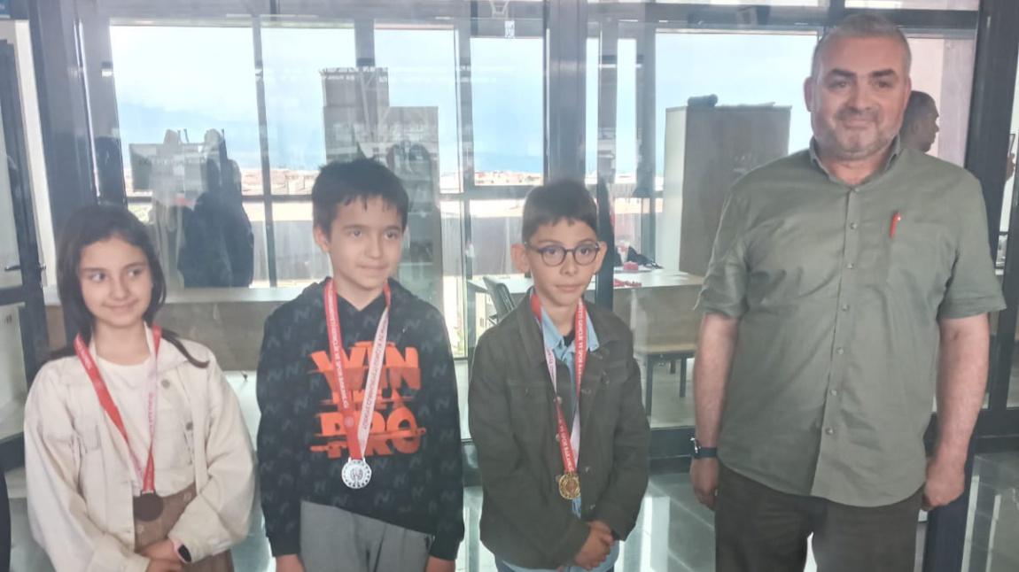 Erzincan Gençlik Haftası Satranç Turnuvası 10 Yaş Kategorisinde İl 1.si olan 4/C Sınıfı Öğrencisi Deniz GÜRENÇ'İ Kutlarız